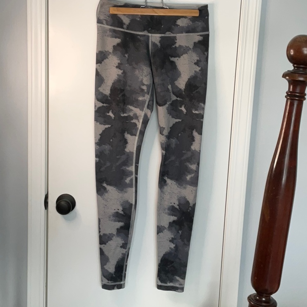 24 -Lululemon Wunder Under Pant (Print)
Floral Ambient Grey/Silver Spoon